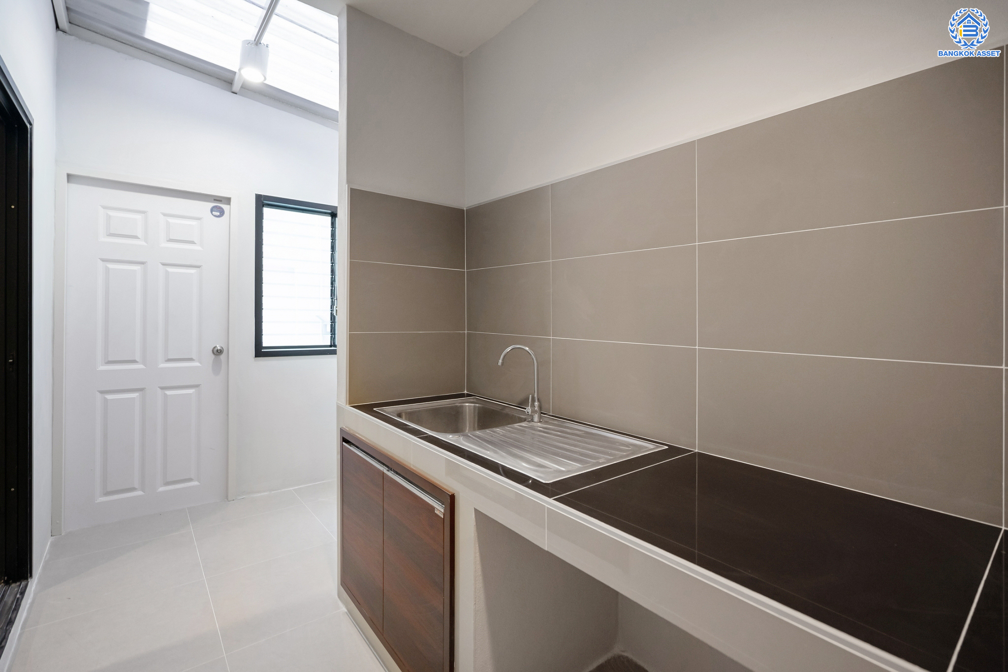 บ้านมือสองตกแต่งใหม่ ม.ฉัตรมณี บางซ่อน ทาวน์เฮ้าส์ 3 ชั้น หลังมุม เนื้อที่ 23.3 ตร.ว. ฟังก์ชัน 3 ห้องนอน 3 ห้องน้ำ จอดรถได้ 2 คัน บนที่สุดแห่งทำเล! ย่านกรุงเทพ-นนท์ ใกล้ตลาดจตุจักร ทางด่วน "ศรีรัช" และรถไฟฟ้าสายสีม่วง "สถานีบางซ่อน"